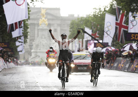 Marianne Vos di Netherland (a sinistra) celebra la vittoria davanti al secondo posto della Gran Bretagna Lizzie Armitstead (a destra) durante la Women's Road Race lungo il Mall il secondo giorno dei Giochi Olimpici di Londra. Foto Stock