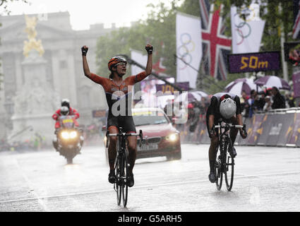 Marianne Vos di Netherland (a sinistra) celebra la vittoria davanti al secondo posto della Gran Bretagna Lizzie Armitstead (a destra) durante la Women's Road Race lungo il Mall il secondo giorno dei Giochi Olimpici di Londra. Foto Stock