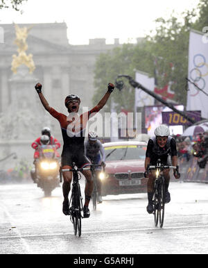 Marianne Vos di Netherland (a sinistra) celebra la vittoria davanti al secondo posto della Gran Bretagna Lizzie Armitstead (a destra) durante la Women's Road Race lungo il Mall il secondo giorno dei Giochi Olimpici di Londra. Foto Stock