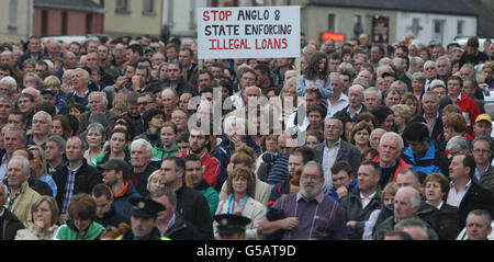 Migliaia di persone partecipano a un rally a sostegno di Sean Quinn e della sua famiglia a Ballyconnell in Co Cavan stasera. Foto Stock