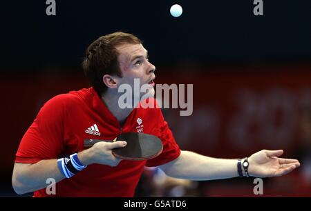 Giochi Olimpici di Londra - 2° giorno. Paul Drinkhall, giocatore di ping pong della Gran Bretagna, celebra la sua vittoria sullo Zi Yang di Singapore Foto Stock