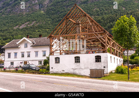 Agricoltura norvegese. La costruzione in legno di un comune granaio, Olden, Norvegia. Pollina pit, stalla e fienile in uno. Foto Stock