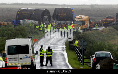 Un autocarro a telaio contenente macchinari per la perforazione di tunnel che questa mattina si è bloccato sulla strada per la raffineria Shell Bellanaboy gas a Co Mayo. Foto Stock