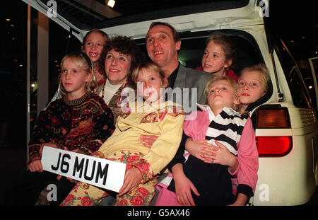 Le sorelle sextuplet walton con i genitori Janet e Graham si affollano nel loro nuovo Mitsubishi Space Wagon che è stato presentato loro al London Motor Show, Motorfair 91. (Da sinistra a destra) Lucy, Sarah, Kate, Ruth, Hannah e Jenny, 7 anni, con la loro speciale targa. Foto Stock