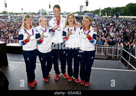 (Da sinistra a destra) Nicola Wilson, Zara Phillips, William Fox-Pitt, Kristina Cook e Mary King della squadra equestre britannica mostrano le loro medaglie d'argento all'Hyde Park di Londra. Foto Stock