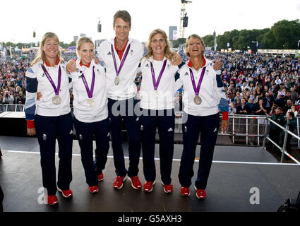 (Da sinistra a destra) Nicola Wilson, Zara Phillips, William Fox-Pitt, Kristina Cook e Mary King della squadra equestre britannica mostrano le loro medaglie d'argento all'Hyde Park di Londra. Foto Stock