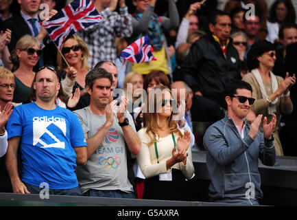 La ragazza britannica Andy Murray Kim Sears con il suo team di coaching festeggia dopo aver vinto il primo set di Roger Federer in Svizzera nella finale dei singoli uomini durante il giorno tredici dei campionati Wimbledon 2012 all'All England Lawn Tennis Club di Wimbledon. Foto Stock