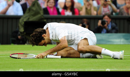 Roger Federer, in Svizzera, celebra la sconfitta di Andy Murray, in Gran Bretagna, per vincere la finale maschile di Singles nel tredici° giorno dei Campionati Wimbledon del 2012 presso l'All England Lawn Tennis Club di Wimbledon. Foto Stock