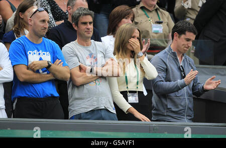 La fidanzata inglese di Andy Murray, Kim Sears, strofina gli occhi dopo la finale maschile di Singles durante il tredici° giorno dei Campionati Wimbledon del 2012 presso l'All England Lawn Tennis Club di Wimbledon. Foto Stock