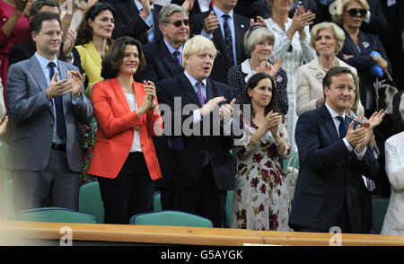 Il Vice primo Ministro Nick Clegg (all'estrema sinistra), il Sindaco di Londra Boris Johnson (centro) e il primo Ministro David Cameron (a destra) applaudono dopo la finale di Men's Singles nel tredici giorni dei Campionati Wimbledon 2012 al All England Lawn Tennis Club di Wimbledon. Foto Stock