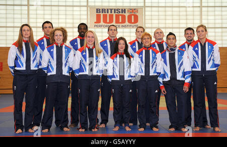 La squadra britannica Judo Olympic di (da sinistra a destra) Sarah Clark, James Austin, Sally Conway, Winston Gordon, Gemma Howell, Euan Barton, Kelly Edwards, Karina Bryant, Sophie Cox, Danny Williams, Ashley McKenzie, Colin Oates e Gemma Gibbons durante una fotocellula al JUDO Performance Institute di Dartford. Foto Stock