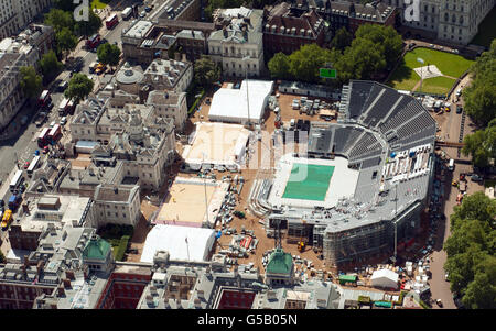 Vista aerea che mostra la costruzione dell'arena di pallavolo di Olympic Beach, sulla Parata dei guardie a cavallo, nel centro di Londra. Foto Stock