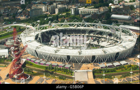 Veduta aerea del Parco Olimpico, a Stratford, a est di Londra, che mostra lo Stadio Olimpico e l'orbita di ArcelorMittal. Foto Stock