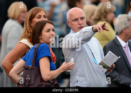 Corse ippiche - Epsom Live! Con Frankie Valli e l'ippodromo Four Seasons - Epsom. I racegoisti si immergerono nell'atmosfera dell'ippodromo di Epsom Foto Stock