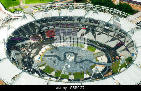 Veduta aerea del Parco Olimpico, a Stratford, a est di Londra, che mostra i preparativi per la cerimonia di apertura all'interno dello Stadio Olimpico. Foto Stock