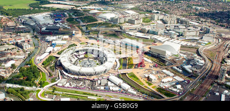 Vista aerea del Parco Olimpico, a Stratford, Londra est, che mostra lo Stadio Olimpico, (centro) l'ArcelorMittal Orbit, il Centro Acquatico (a destra), il Velodrome (in alto, al centro), l'arena di pallacanestro e il villaggio di Athlete (in alto a destra). Foto Stock