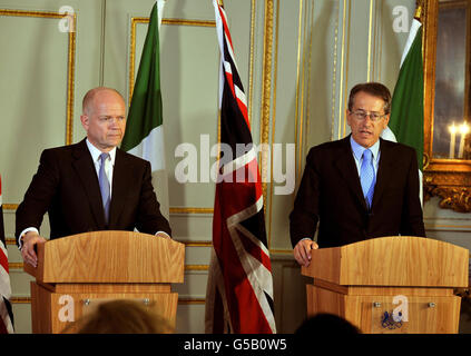 Il Segretario degli Esteri William Hague (sinistra) e il Ministro degli Esteri italiano Giulio terzi di Sant'Agata , in occasione di una conferenza stampa congiunta presso la Residenza del Segretario degli Esteri a Carlton Gardens, Londra. Foto Stock