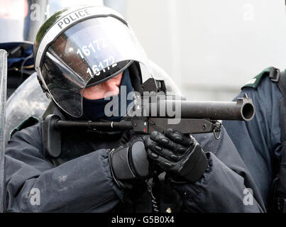 I manifestanti si scontrano con la polizia di Ardoyne a seguito di una sfilata degli ordini Orange nel Nord di Belfast. Foto Stock