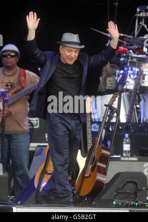 Paul Simon suona all'Hard Rock Calling Festival di Hyde Park a Londra, sabato 14 luglio 2012. Foto Stock