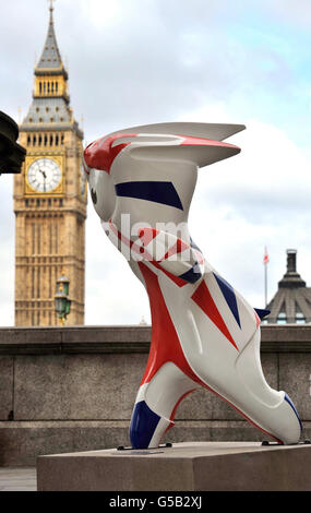 Una combinazione di colori con bandiera dell'Unione per Mandeville, la mascotte paralimpica di Londra 2012, situata sul lato sud del ponte di Westminster, sulla riva sud del fiume Tamigi, nel centro di Londra. Foto Stock