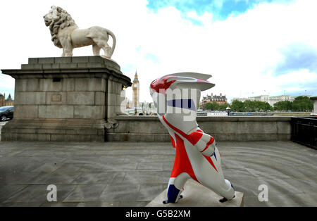 Una combinazione di colori con bandiera dell'Unione per Mandeville, la mascotte paralimpica di Londra 2012, situata sul lato sud del ponte di Westminster, sulla riva sud del fiume Tamigi, nel centro di Londra. Foto Stock