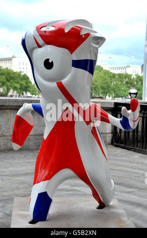 Una combinazione di colori con bandiera dell'Unione per Mandeville, la mascotte paralimpica di Londra 2012, situata sul lato sud del ponte di Westminster, sulla riva sud del fiume Tamigi, nel centro di Londra. Foto Stock