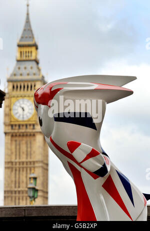 Una combinazione di colori con bandiera dell'Unione per Mandeville, la mascotte paralimpica di Londra 2012, situata sul lato sud del ponte di Westminster, sulla riva sud del fiume Tamigi, nel centro di Londra. Foto Stock