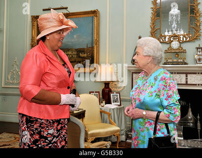 La regina Elisabetta II parla con la signora Aloun Ndombet-Assamba, Alto Commissario per la Giamaica, durante un'udienza privata a Buckingham Palace nel centro di Londra. Foto Stock