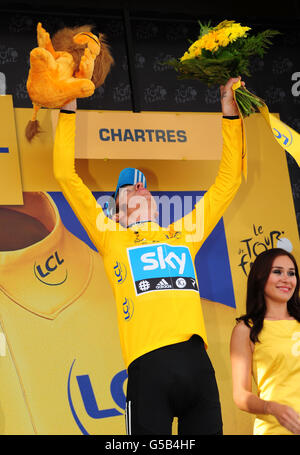 Il Bradley Wiggins of Sky Pro Cycling della Gran Bretagna festeggia con la maglia gialla dopo aver vinto la fase 19 tra Bonneval e Chartres, Francia. Foto Stock