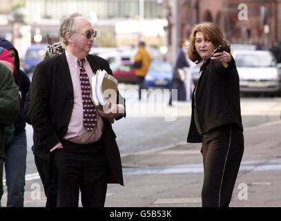 Judith e Alan Kilshaw arrivano presso i tribunali di diritto Priorato di Birmingham per l'audizione di alta Corte. La coppia, che sostiene di aver pagato un mediatore americano 8,200, sta lottando per la custodia con Flintshire Social Services. * l'autorità locale, che ha sequestrato i gemelli, Belinda di nove mesi e Kimberley, vuole che i bambini si fanno reparti di corte. L'audizione è prevista per tre giorni e sarà a porte chiuse davanti al signor Justice Kirkwood. Foto Stock