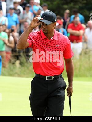 Golf - il Campionato Open 2012 - il quarto giorno - Royal Lytham & St. Annes Golf Club. USA Tiger Woods riconosce la folla dopo il suo putt sul secondo buco. Foto Stock