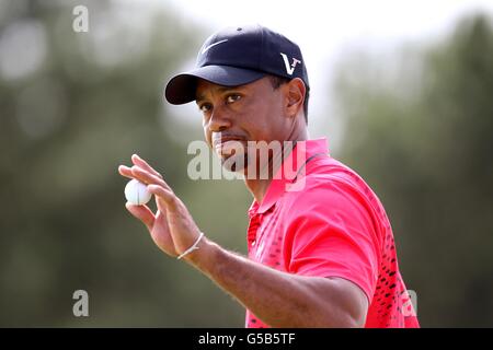 Golf - il Campionato Open 2012 - il quarto giorno - Royal Lytham & St. Annes Golf Club. La Tiger Woods degli Stati Uniti riconosce la folla dopo il suo putt sull'ottava buca Foto Stock