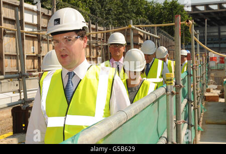 Cancelliere dello scacchiere George Osborne (a sinistra), durante una visita al cantiere del Crick Institute di Londra, poco prima che i dati sul PIL del secondo trimestre siano stati pubblicati. Foto Stock