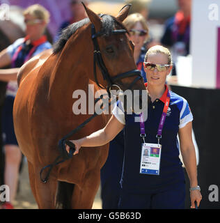 La Gran Bretagna Zara Phillips cammina il suo cavallo High Kingdom nella dressage arena durante la sessione di addestramento equestre a Greenwich Park, Londra. Foto Stock