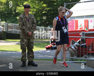 La Gran Bretagna Zara Phillips passa accanto a una guardia di sicurezza durante la sessione di addestramento equestre a Greenwich Park, Londra. Foto Stock