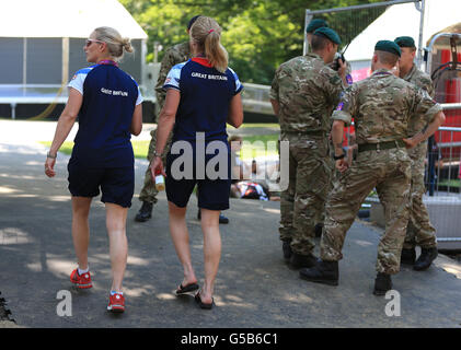 La Gran Bretagna Zara Phillips passa accanto a una guardia di sicurezza durante la sessione di addestramento equestre a Greenwich Park, Londra. Foto Stock