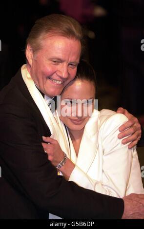 L'attore Jon Voight e la figlia attrice Angelina Jolie al Vanity Fair Post Oscars Party, tenuto a Morton's a Los Angeles, USA. Angelina indossa un tuxedo bianco progettato da Dolce e Gabbana. *01/07/01 Angelina Jolie ha rivelato uno dei fattori motivanti dietro l'accettazione del ruolo del cyberbabe Lara Croft nel blockbuster imminente Tomb Raider è stata l'opportunità di lavorare con suo padre. Tomb Raider, che è rilasciato nel Regno Unito più tardi questa settimana, vede la coppia ricreare i loro ruoli reali padre e figlia sullo schermo. 11/8/03: La star del cinema Angelina Jolie ha raccontato come la ha amatizzata Foto Stock