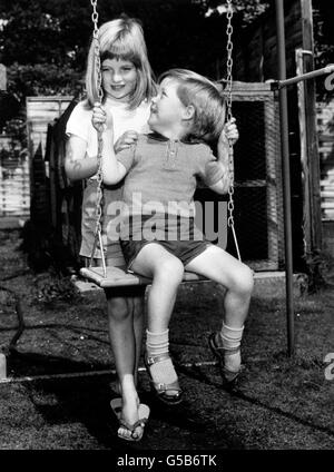 SPENCER BAMBINI SU SWING : 1967 Foto Stock