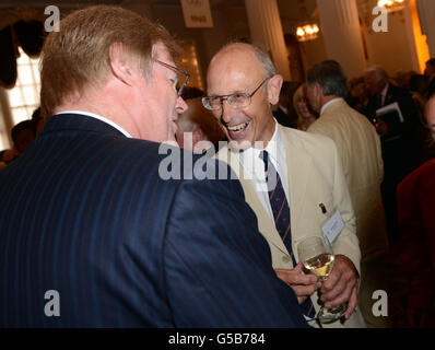 Il sindaco della città di Londra David Wootton incontra Arnold Cooke (vogatore) durante la sua accoglienza per gli eroi olimpici alla Mansion House, Londra. Foto Stock