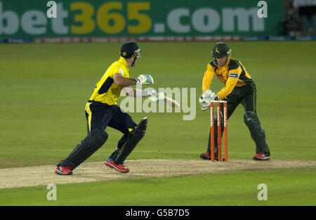 Glenn Maxwell dell'Hampshire è impresso da Chris Read off del bowling di Samit Patel durante la partita Friends Life T20 a Trent Bridge, Nottingham. Foto Stock