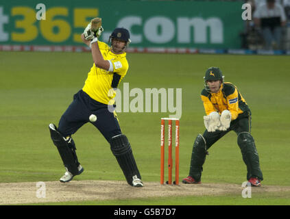 Il Sean Irvine dell'Hampshire si presenta durante la partita Friends Life T20 a Trent Bridge, Nottingham. Foto Stock