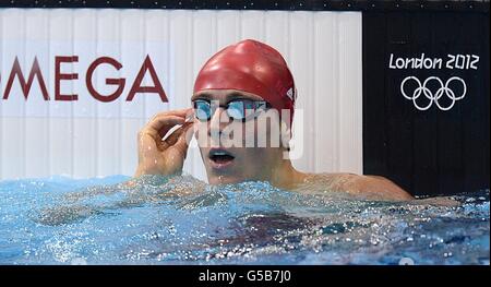 Robbie Renwick della Gran Bretagna guarda il tabellone dopo il suo calore Freestyle da 400 m al centro acquatico di Londra il giorno uno delle Olimpiadi di Londra del 2012. Foto Stock