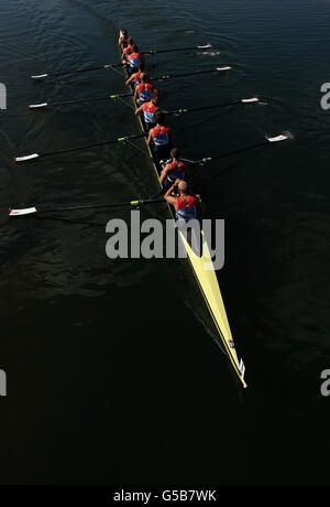 Gli otto uomini della Gran Bretagna praticano l'allenamento sul lago di Eton Dorney durante il primo giorno delle Olimpiadi di Londra del 2012. Foto Stock