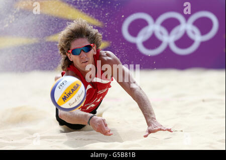 Aleksandrs in Lettonia Samoilovs si tuffa per la palla durante la sua partita con Grzegorz Fijalek e Mariusz Prudel in Polonia durante il round preliminare del Men's Beach Volley alla Horse Guards Parade, nel centro di Londra. Foto Stock