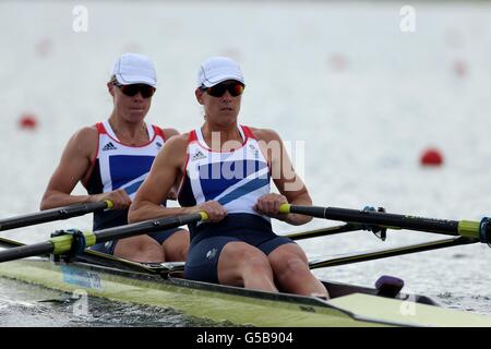 Katherine Grainger (a destra) e Anna Watkins in azione nel loro calore delle due scafi donne a Eton Dorney, il terzo giorno delle Olimpiadi di Londra del 2012. Foto Stock