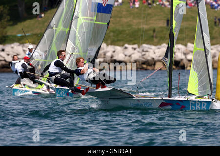 La squadra britannica di Stevie Morrison e ben Rhodes in azione durante gli uomini's 49ers, gara 1 in barca a vela sulle acque di Weymouth e Portland, il terzo giorno delle Olimpiadi di Londra 2012. Foto Stock