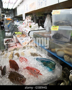 Pesci, vongole e granchi di noce di cocco in vendita al pubblico Makishi Mercato, citta' di Naha, a Okinawa, Giappone Foto Stock