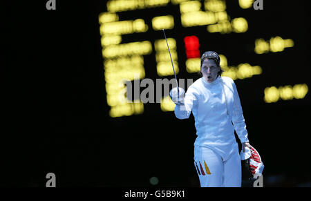 La tedesca Imke Dulplitzer come lei compete nella Women's EPEE Individual Fencing alla Excel Arena di Londra. Foto Stock