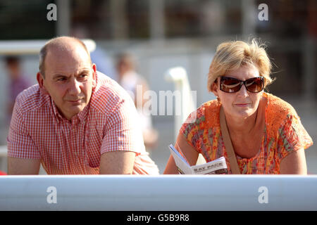 Corse ippiche - Epsom Live! Rat Pack Vegas spettacolare - Epsom Downs. I Racegoers si immergono nell'atmosfera di Epsom Downs Foto Stock