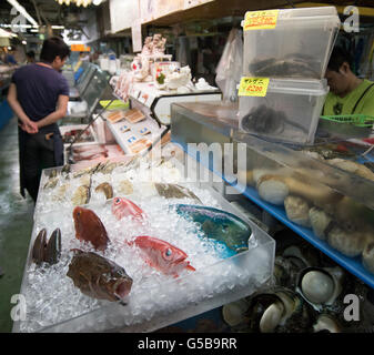 Pesci, vongole e granchi di noce di cocco in vendita al pubblico Makishi Mercato, citta' di Naha, a Okinawa, Giappone Foto Stock